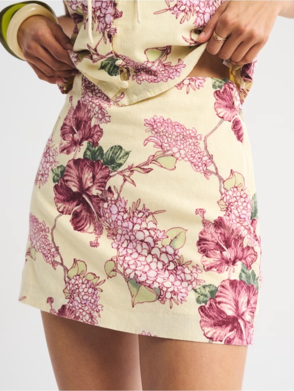 The A&F Ultra High Rise Scarlett Yellow & Wine Floral Linen-Blend Mini Skort - M